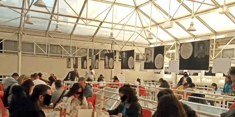 Personas en una sala